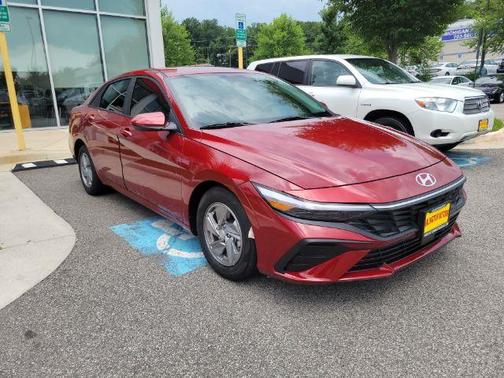 2024 Hyundai ELANTRA SE