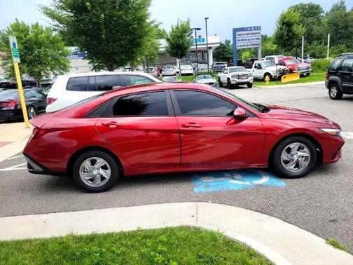 2024 Hyundai ELANTRA SE