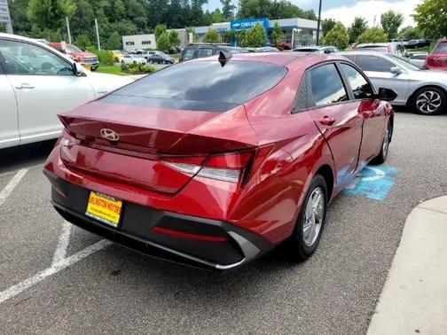 2024 Hyundai ELANTRA SE