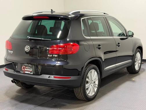 Deep Black Metallic 2014 Volkswagen Tiguan Auto S
