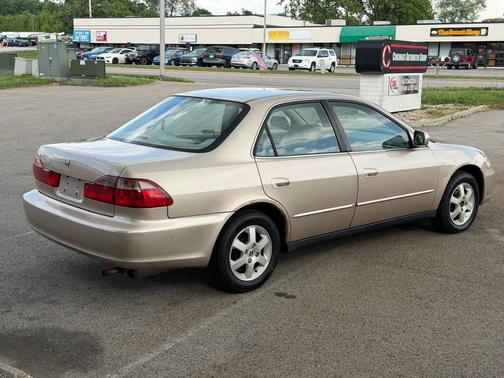Gold 2000 Honda Accord SE