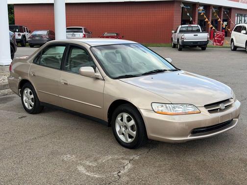 Gold 2000 Honda Accord SE