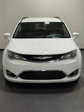 White 2018 Chrysler Pacifica Touring-L