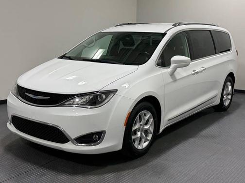 White 2018 Chrysler Pacifica Touring-L