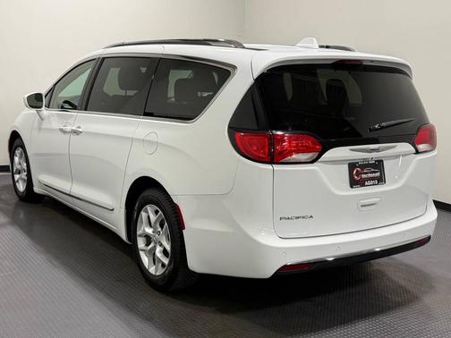 White 2018 Chrysler Pacifica Touring-L