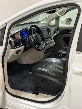 White 2018 Chrysler Pacifica Touring-L