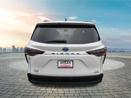 2023 Toyota Sienna XLE