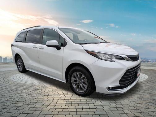 2023 Toyota Sienna XLE