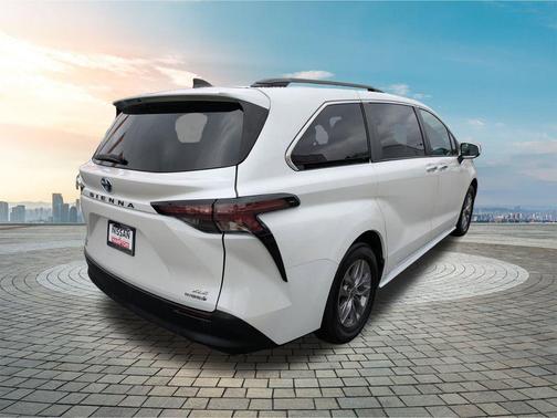 2023 Toyota Sienna XLE