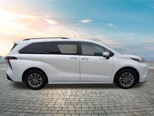 2023 Toyota Sienna XLE