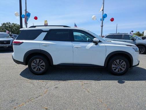 Glacier White 2024 Nissan Pathfinder SV