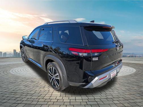 2025 Nissan Pathfinder Platinum 4WD