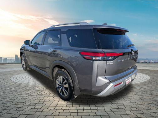 2025 Nissan Pathfinder SL FWD