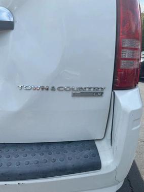 2010 Chrysler Town & Country LX