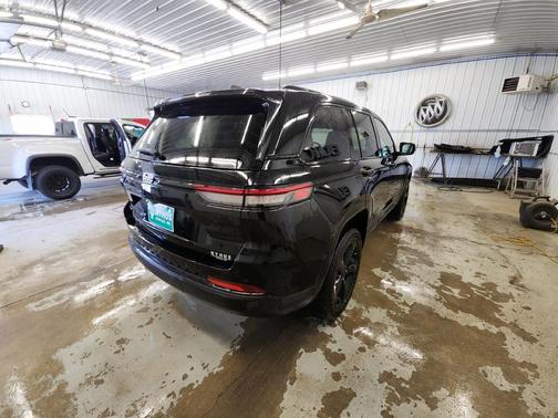 Diamond Black Crystal Pearlcoat 2024 Jeep Grand Cherokee Altitude