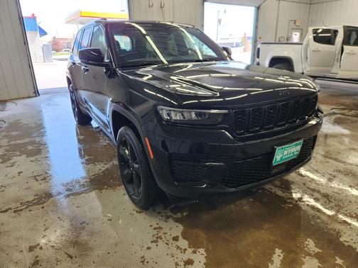 Diamond Black Crystal Pearlcoat 2024 Jeep Grand Cherokee Altitude