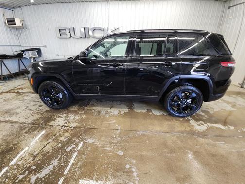 Diamond Black Crystal Pearlcoat 2024 Jeep Grand Cherokee Altitude