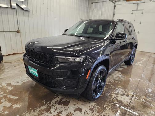 Diamond Black Crystal Pearlcoat 2024 Jeep Grand Cherokee Altitude