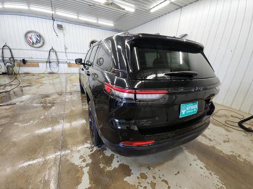 Diamond Black Crystal Pearlcoat 2024 Jeep Grand Cherokee Altitude