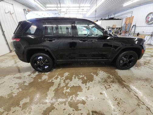 Diamond Black Crystal Pearlcoat 2024 Jeep Grand Cherokee Altitude
