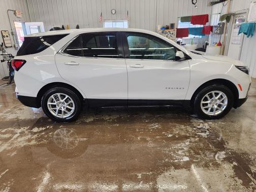 Iridescent Pearl Tricoat 2024 Chevrolet Equinox 1LT