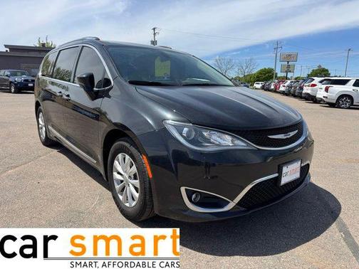 Brilliant Black Crystal Pearlcoat 2018 Chrysler Pacifica Touring-L
