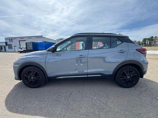 Gray/Super Black 2023 Nissan Kicks SR