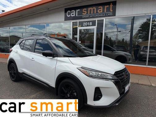 Aspen White/Super Black 2021 Nissan Kicks SR