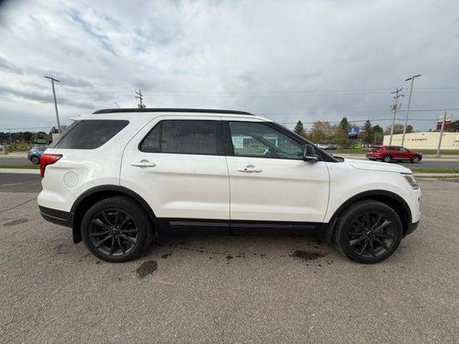 White Platinum Clearcoat Metallic 2018 Ford Explorer XLT