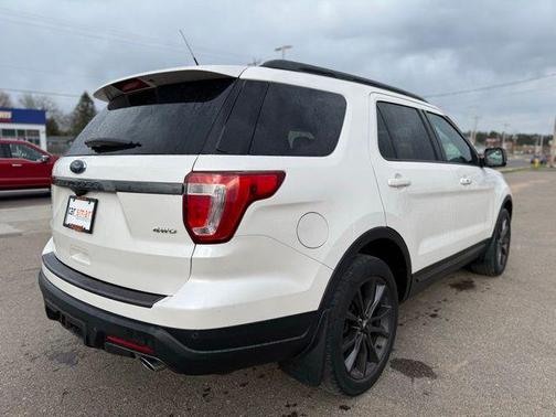 White Platinum Clearcoat Metallic 2018 Ford Explorer XLT