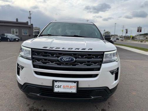 White Platinum Clearcoat Metallic 2018 Ford Explorer XLT