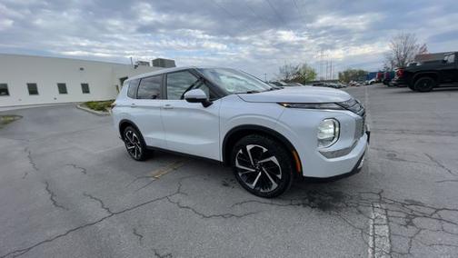 White 2022 Mitsubishi Outlander ES