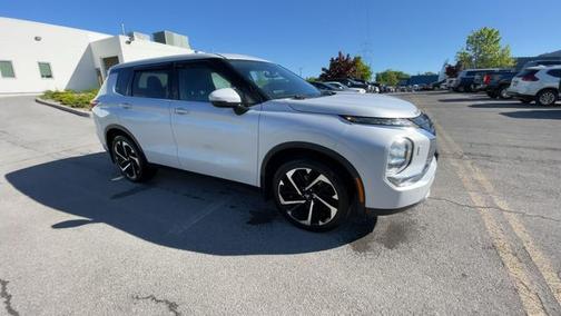 White 2022 Mitsubishi Outlander SE