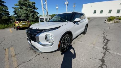 White 2022 Mitsubishi Outlander SE