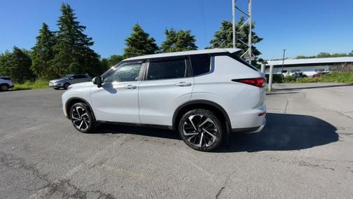 White 2022 Mitsubishi Outlander SE