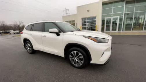 White 2021 Toyota Highlander XLE