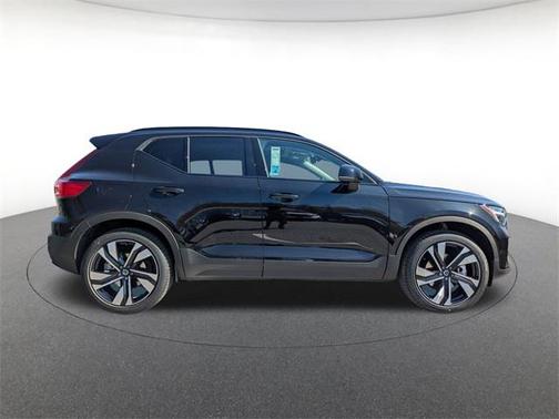 2025 Volvo XC40 B5 Ultra Dark Theme