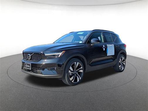 2025 Volvo XC40 B5 Ultra Dark Theme