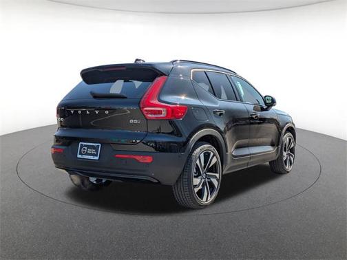 2025 Volvo XC40 B5 Ultra Dark Theme