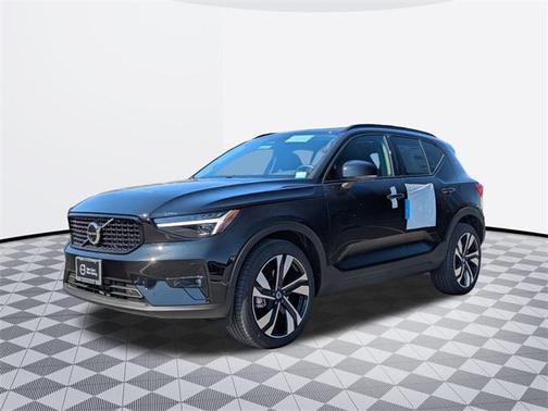 2025 Volvo XC40 B5 Ultra Dark Theme