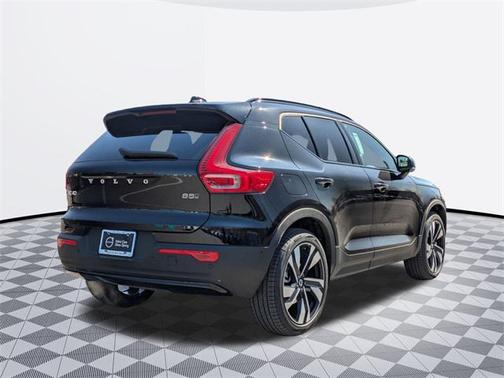2025 Volvo XC40 B5 Ultra Dark Theme