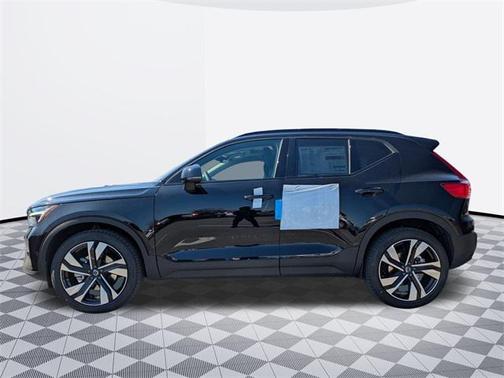 2025 Volvo XC40 B5 Ultra Dark Theme
