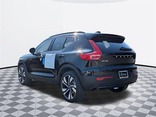 2025 Volvo XC40 B5 Ultra Dark Theme
