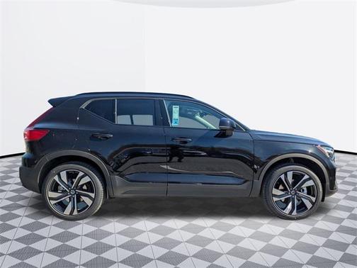 2025 Volvo XC40 B5 Ultra Dark Theme