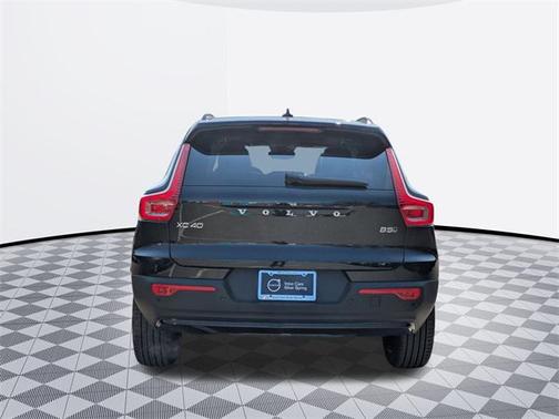 2025 Volvo XC40 B5 Ultra Dark Theme
