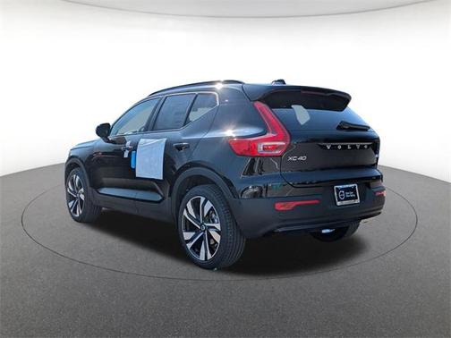 2025 Volvo XC40 B5 Ultra Dark Theme