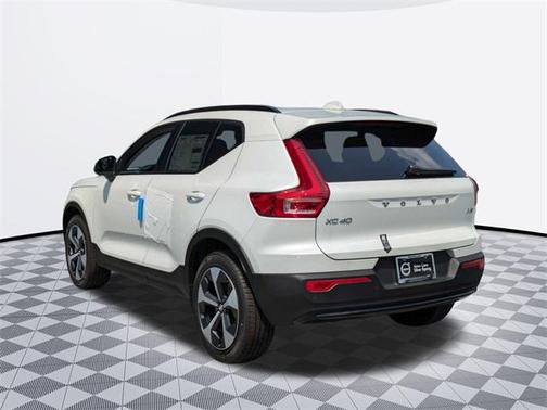 2025 Volvo XC40 B5 Plus Dark Theme
