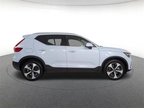 2025 Volvo XC40 B5 Plus Bright Theme