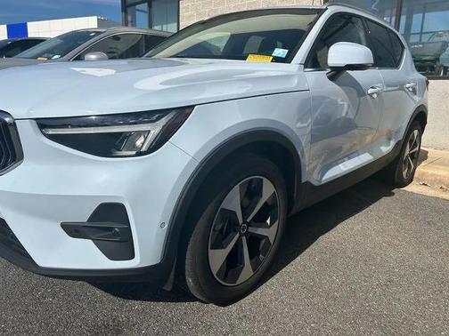 2025 Volvo XC40 B5 Plus Bright Theme