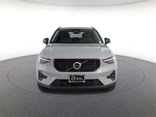 2026 Volvo XC40 Plus, B5 AWD Gas (mild hybrid), Dark